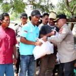 Gunakan Perahu Sampan Sebrangi Sungai,Kapolres Serang Temui Warga dan Gelar Bakti Sosial