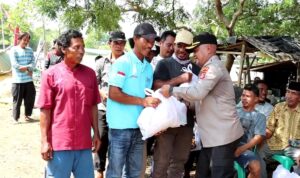 Gunakan Perahu Sampan Sebrangi Sungai,Kapolres Serang Temui Warga dan Gelar Bakti Sosial