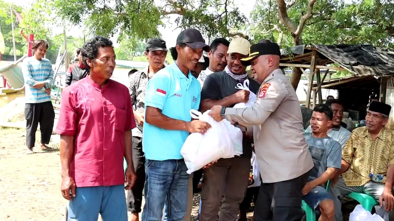 Gunakan Perahu Sampan Sebrangi Sungai,Kapolres Serang Temui Warga dan Gelar Bakti Sosial