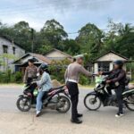 Sat Lantas Polres Melawi Bagikan Takjil dan Atur Lalu Lintas di Pasar Juadah Kantin Ramadan