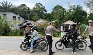 Sat Lantas Polres Melawi Bagikan Takjil dan Atur Lalu Lintas di Pasar Juadah Kantin Ramadan