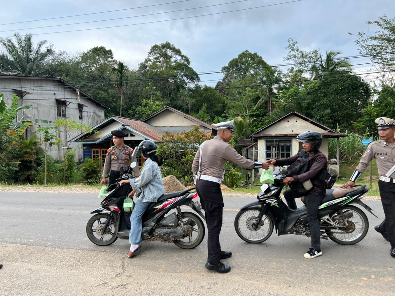 Sat Lantas Polres Melawi Bagikan Takjil dan Atur Lalu Lintas di Pasar Juadah Kantin Ramadan