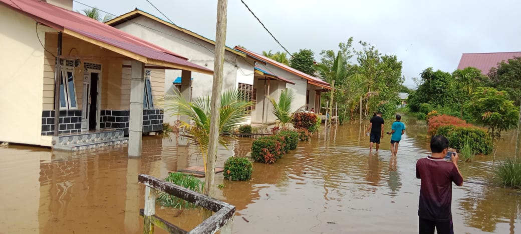 Patroli dan Monitoring Intensif Polsek Kota Baru Respons Peningkatan Debit Air Sungai Keluas Akibat Hujan Deras di Melawi