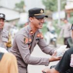 Peduli Sesama Kapolsek Sandai Bagi Takjil Kepada Para Pengguna Jalan