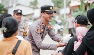 Peduli Sesama Kapolsek Sandai Bagi Takjil Kepada Para Pengguna Jalan