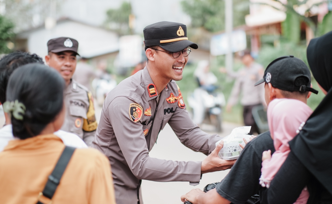 Peduli Sesama Kapolsek Sandai Bagi Takjil Kepada Para Pengguna Jalan