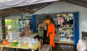 Patroli SAR Jajaran Satbrimob Polda Kalbar Mengantisipasi Jatuhnya Korban Akibat Banjir