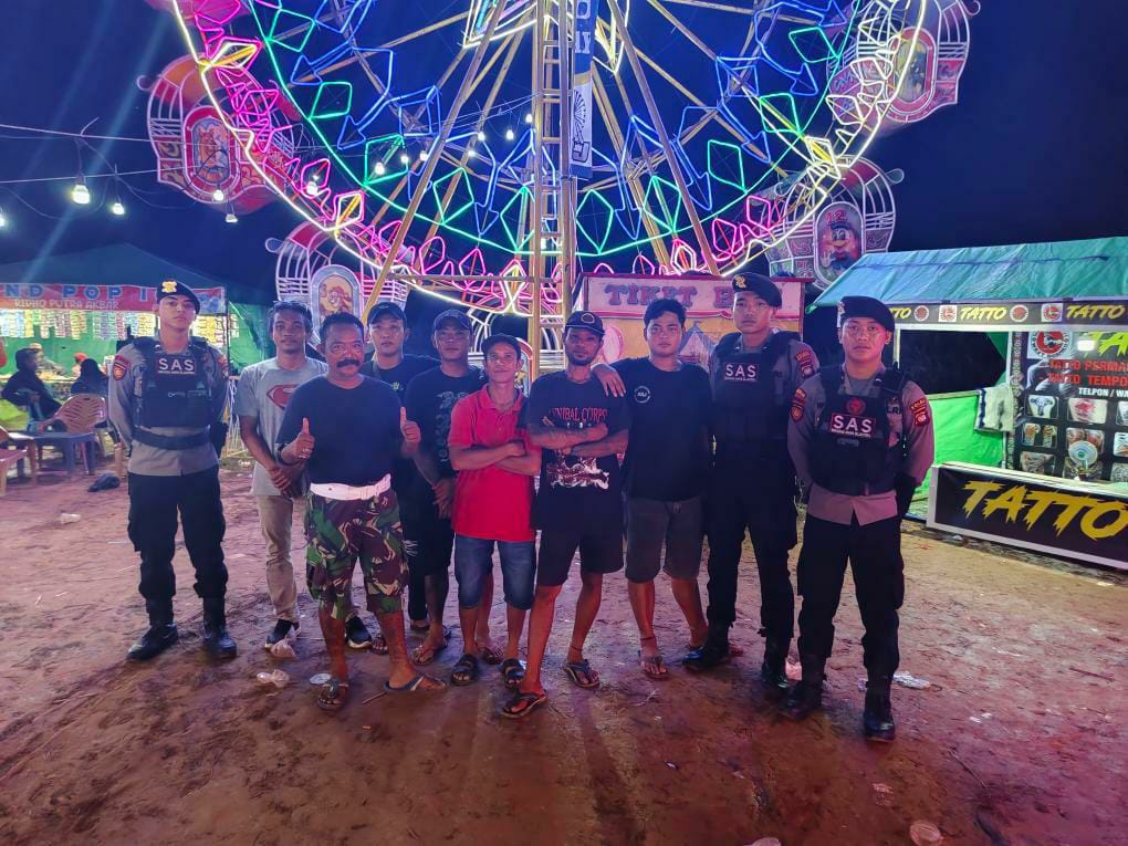 Lebih Dekat dengan Masyarakat, Patroli Presisi Polres Sekadau Sapa Pengunjung Pasar Malam