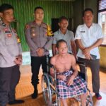 Kapolsek Nanga Mahap Berikan Kursi Roda Pada Masyarakat yang Lumpuh Kapolsek Nanga Mahap Berikan Kursi Roda Pada Masyarakat yang Lumpuh