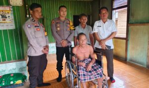 Kapolsek Nanga Mahap Berikan Kursi Roda Pada Masyarakat yang Lumpuh