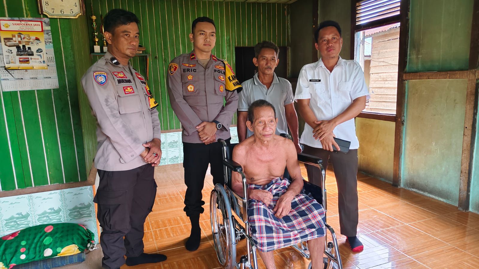 Kapolsek Nanga Mahap Berikan Kursi Roda Pada Masyarakat yang Lumpuh