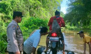 Debit Air Meningkat, Dengan Sigap Kapolsek Sayan Beriak Imbauan