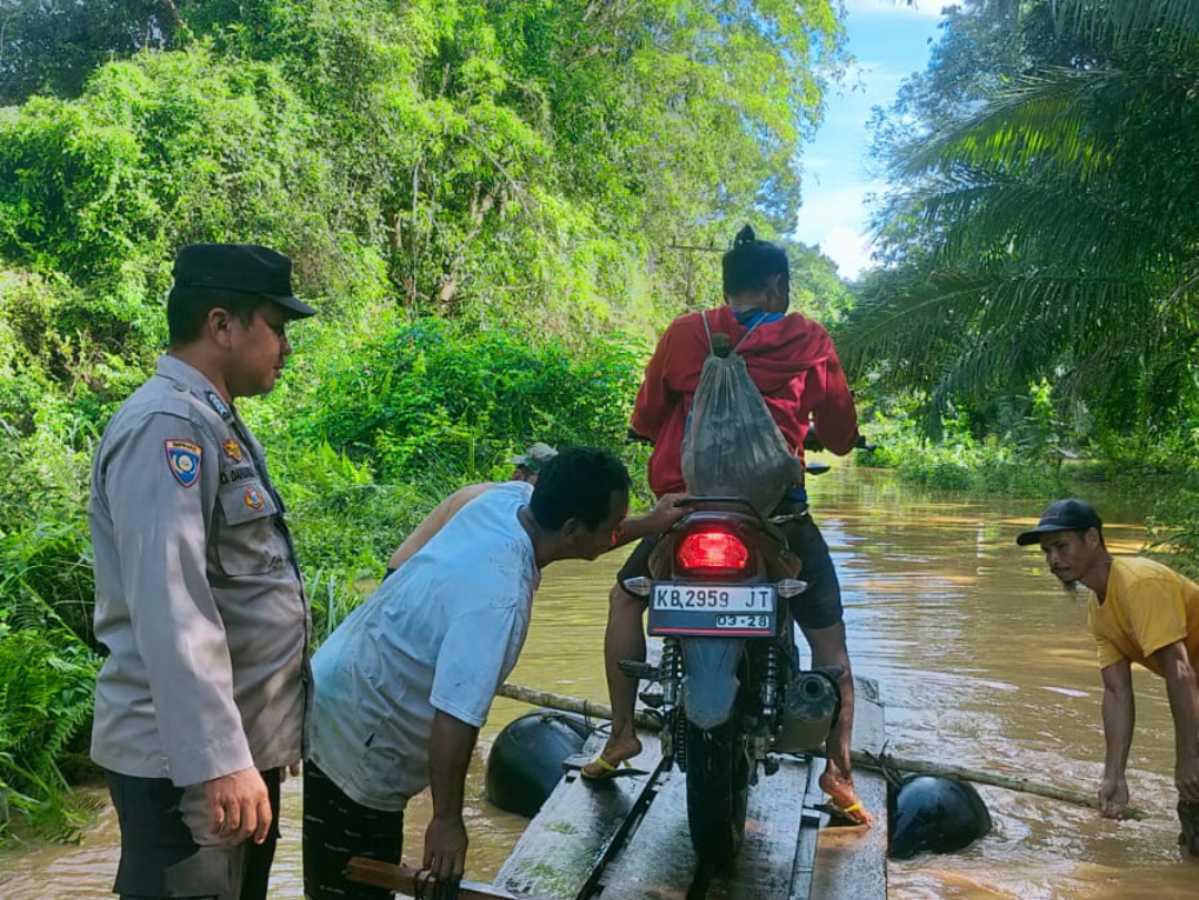 Debit Air Meningkat, Dengan Sigap Kapolsek Sayan Beriak Imbauan
