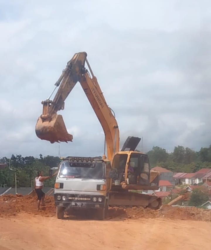 Diduga APH Membekingi Kegiatan Galian C Tanah Urug Diduga Ilegal dan Kebal Hukum, di Desa Mandalo Darat