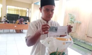 Sebanyak 76 Keluarga Penerima Menfaat, Menerima Bantuan Beras Bulog