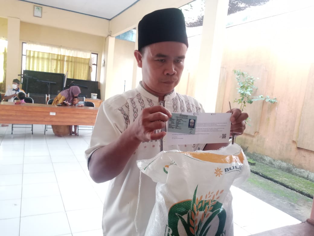 Sebanyak 76 Keluarga Penerima Menfaat, Menerima Bantuan Beras Bulog