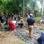 Aksi Gotong Royong Forwatu Banten Bersama Warga Perbaiki Jalan Rusak di Sukadaya.