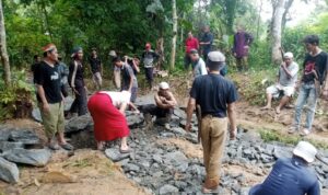 Aksi Gotong Royong Forwatu Banten Bersama Warga Perbaiki Jalan Rusak di Sukadaya.