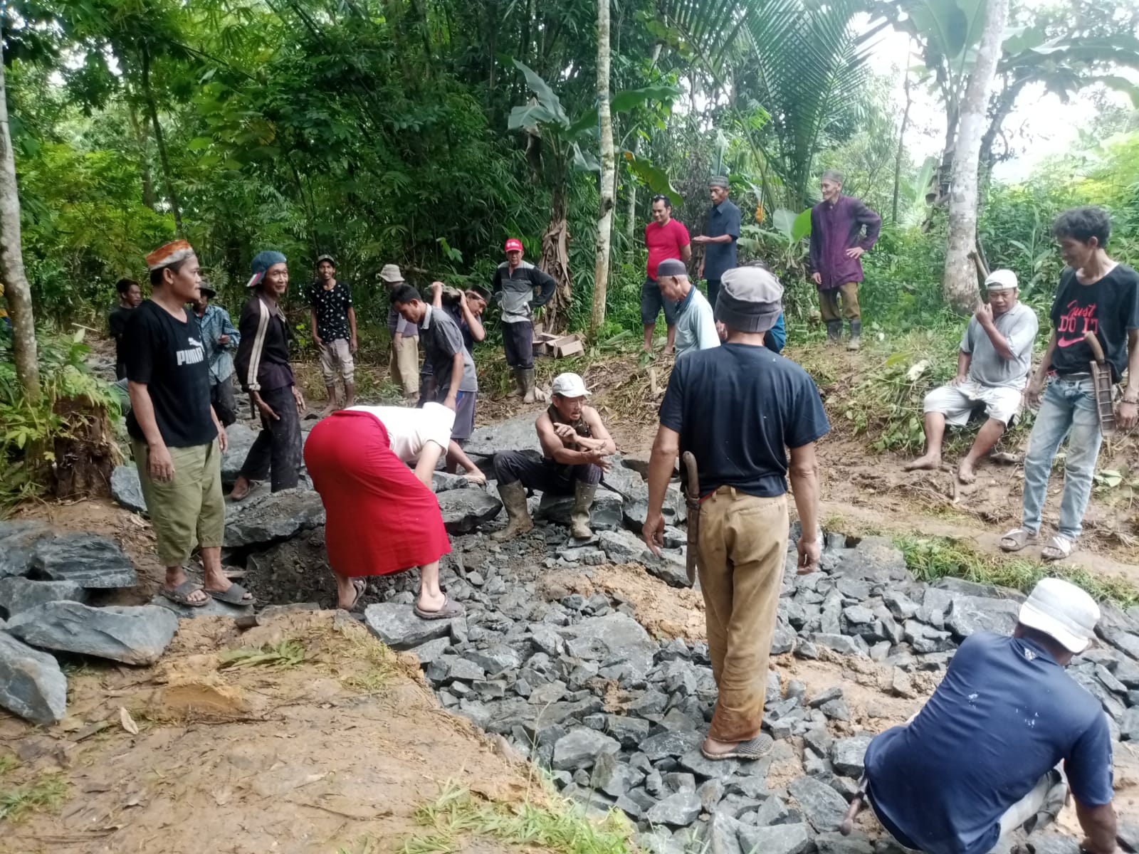 Aksi Gotong Royong Forwatu Banten Bersama Warga Perbaiki Jalan Rusak di Sukadaya.