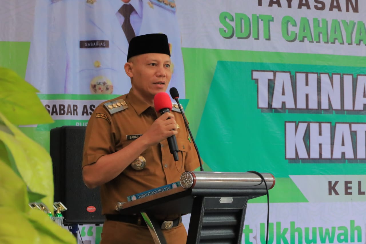 Buka Wisuda SDIT Lubuk Sikaping , Bupat Sabar AS berikan Motivasi
