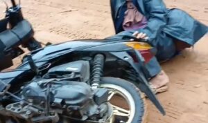Dampak Galian Tanah Merah Pengendara Roda Dua Terguling