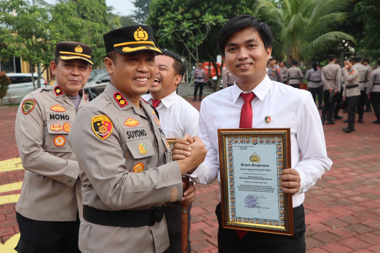 Kapolres Lebak Pimpin Upacara Kenaikan Pangkat Pengabdian dan Pemberian Penghargaan kepada Personil yang Berprestasi