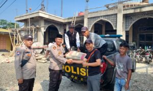 Kapolres Lebak Polda Banten Berikan Bantuan Matrial Semen Untuk Pembangunan Masjid Al Taqwa di Desa Tambakbaya