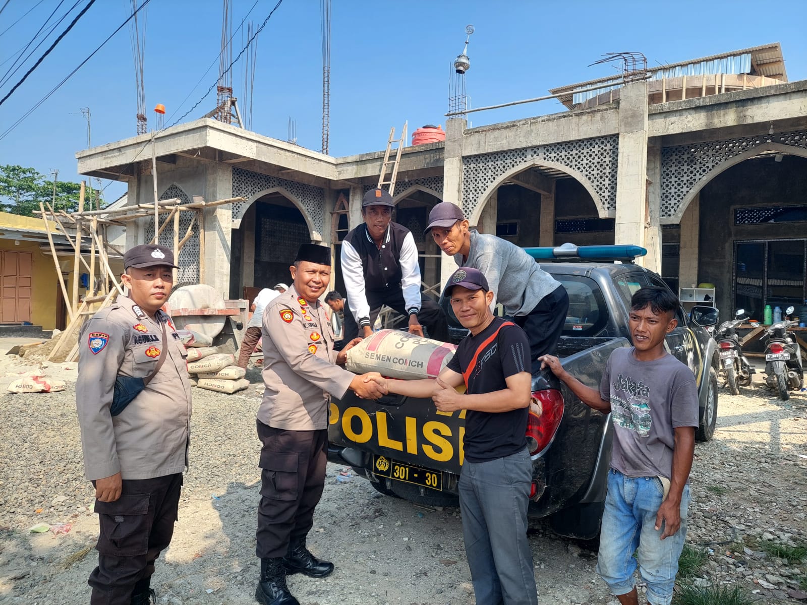 Kapolres Lebak Polda Banten Berikan Bantuan Matrial Semen Untuk Pembangunan Masjid Al Taqwa di Desa Tambakbaya