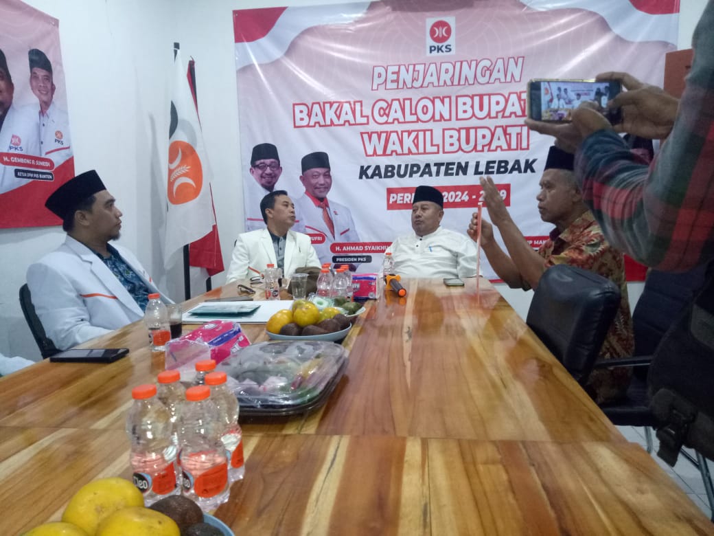 H.Akhmad Jajuli Bakal Calon Bupati Lebak Mengembalikan Formulir Pendaftaran Ke Kantor DPD PKS Lebak