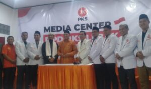 Bakal Calon Bupati Lebak Sanuji Pentamarta, Mengembalikan Formulir Pendaptaran ke PkS