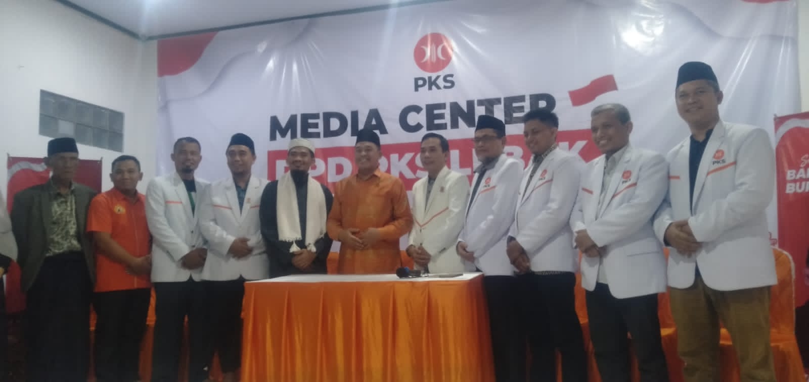 Bakal Calon Bupati Lebak Sanuji Pentamarta, Mengembalikan Formulir Pendaptaran ke PkS