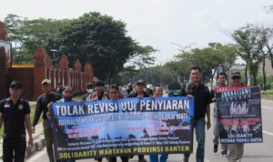 SOLIDARITAS WARTAWAN PROVINSI BANTEN GELAR AKSI TOLAK UU PENYIARAN SOLIDARITAS WARTAWAN PROVINSI BANTEN GELAR AKSI TOLAK UU PENYIARAN