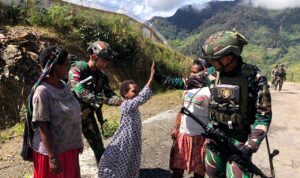Satgas Yonif 509 Kostrad Tk Holomama Laksanakan Komunikasi Sosial di Intan Jaya, Papua