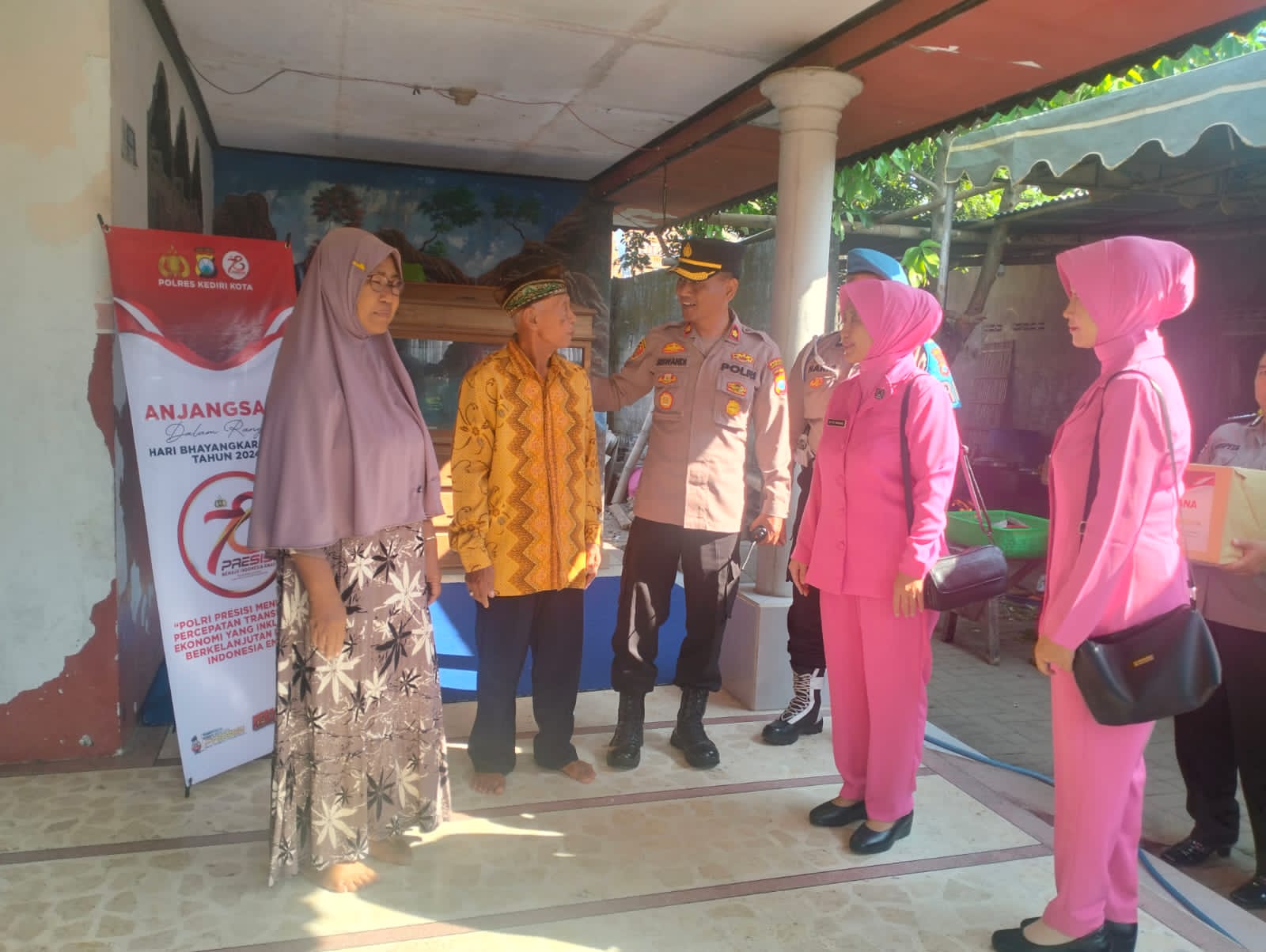 Sambut HUT Bhayangkara Ke – 78, Polsek Pesantren Anjangsana ke Kediaman Purnawirawan dan Warakawuri Polri Serta Anggota Sakit