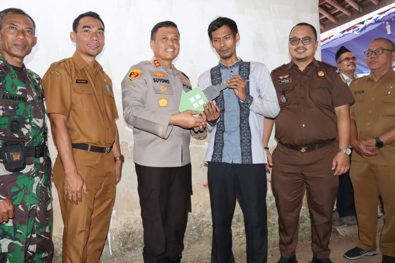 Bakti Sosial Polres Lebak, Bagikan Bansos Dan Bedah Rumah Sambut Hari Bhayangkara Ke-78