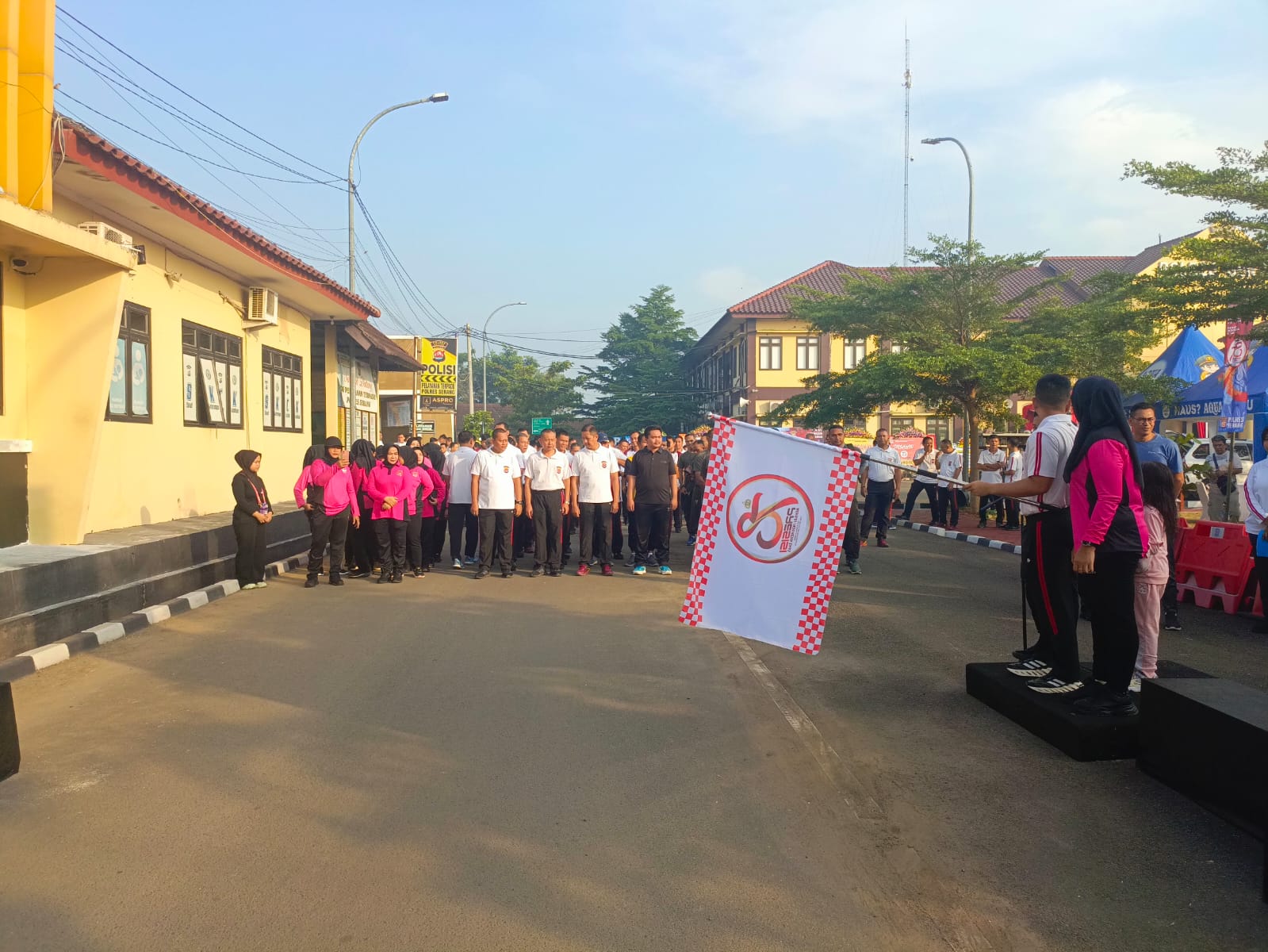 Sambut HUT Bhayangkara ke 78 , Polres Serang Gelar Olah Raga Jalan Santai