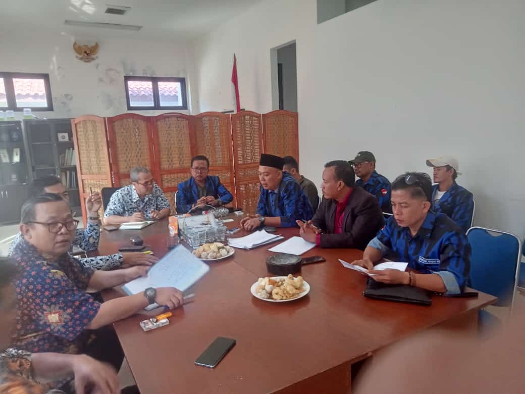 Diduga Takut Terbongkar Oknum Kades Ciparasi dan Camat Tidak Datang: 