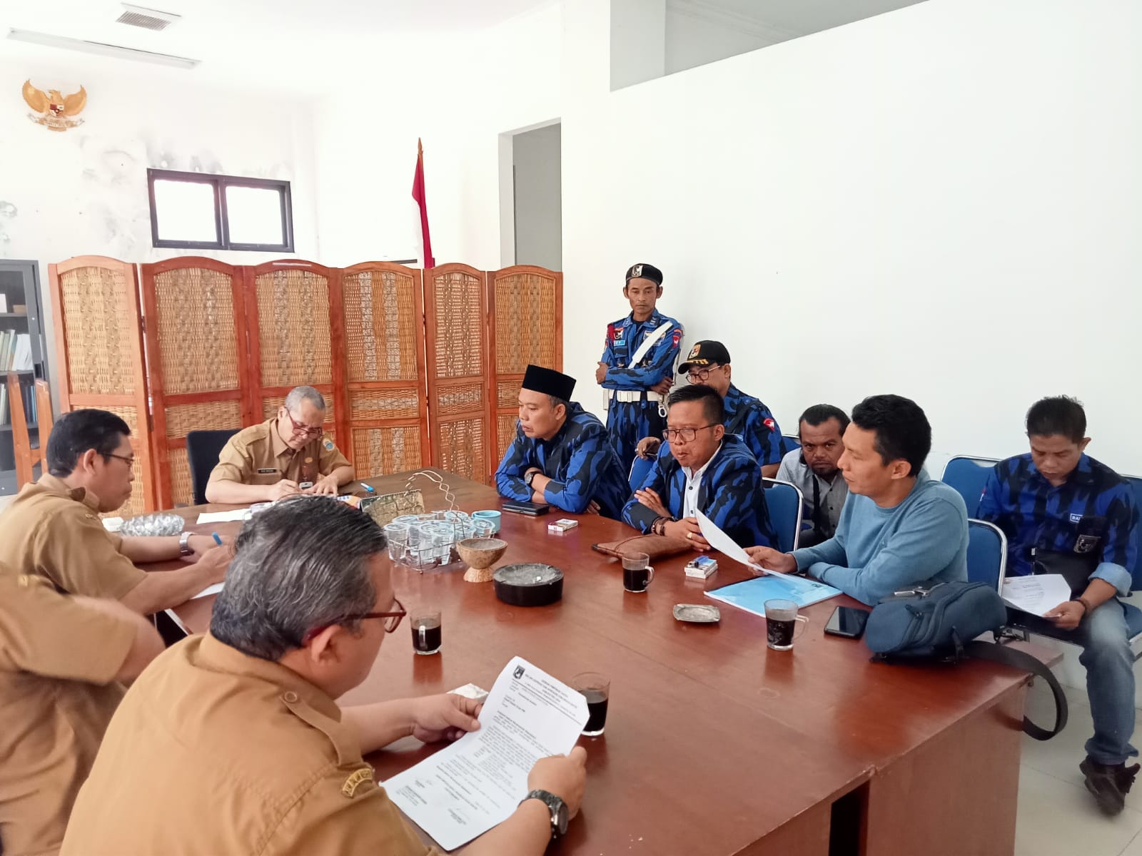Diduga Oknum Kades Dan Camat Menghindari Audiensi Dari Ormas Badak Banten