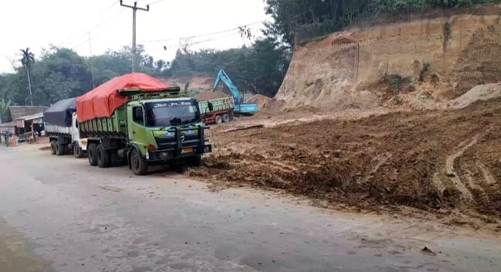 Penegak Hukum Tutup Mata, Warga Lebak Dirugikan Jalan Rusak Akibat Adanya Galian Tanah di Cigoong Selatan