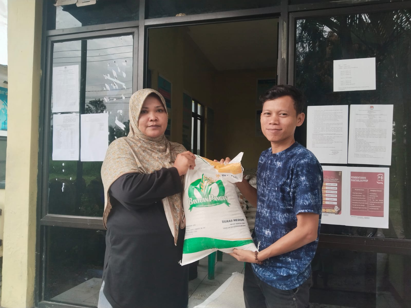 Pembagian Program Beras Bulog di Desa Tambakbaya Sebanyak 731 KPM