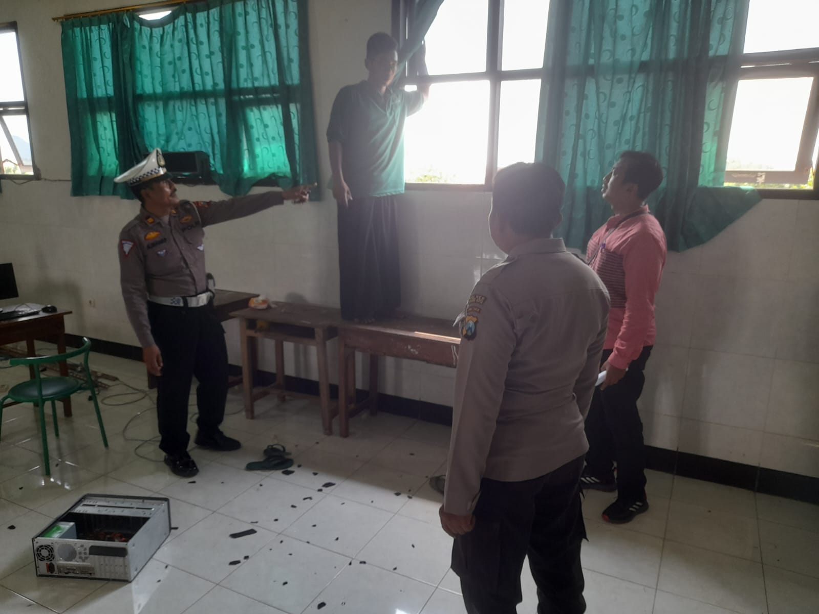 Tukang Kebun di Salah Satu Sekolah di Kediri Tewas Terjatuh dari Lantai Tiga saat Pasang Kabel Wifi