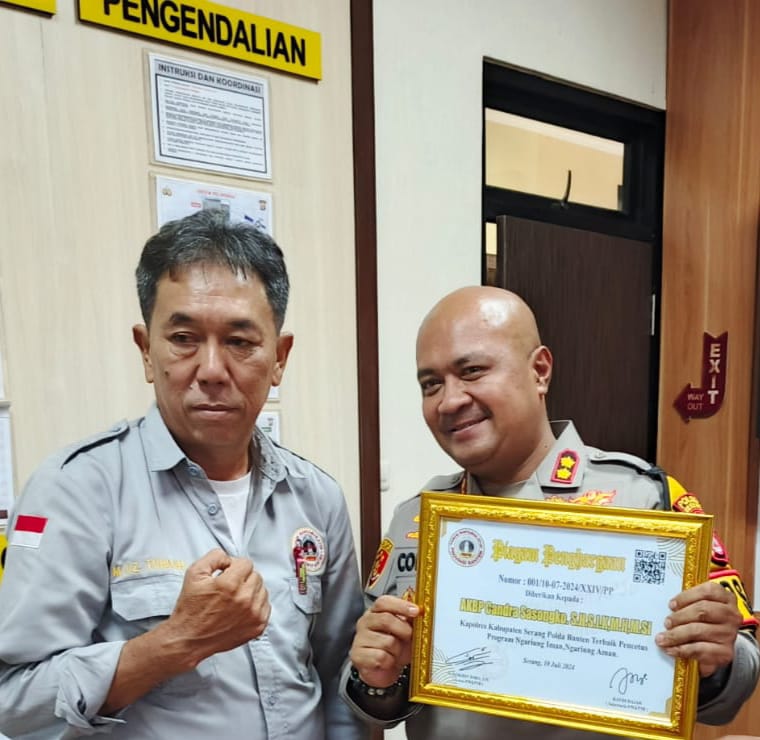Forum Wartawan KP3B Berikan Piagam Penghargaan Kepada Kapolres Kabupaten Serang