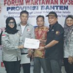 Forum Wartawan Kawasan Pusat Pemerintahan Provinsi Banten (FW-KP3B) berikan sertifikat penghargaan kepada dewan pembina FW-KP3B H. Muhsinin, SE