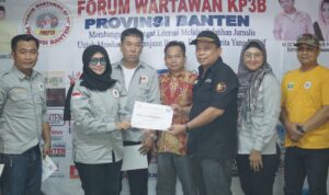 Forum Wartawan Kawasan Pusat Pemerintahan Provinsi Banten (FW-KP3B) berikan sertifikat penghargaan kepada dewan pembina FW-KP3B H. Muhsinin, SE Forum Wartawan Kawasan Pusat Pemerintahan Provinsi Banten (FW-KP3B) berikan sertifikat penghargaan kepada dewan pembina FW-KP3B H. Muhsinin, SE