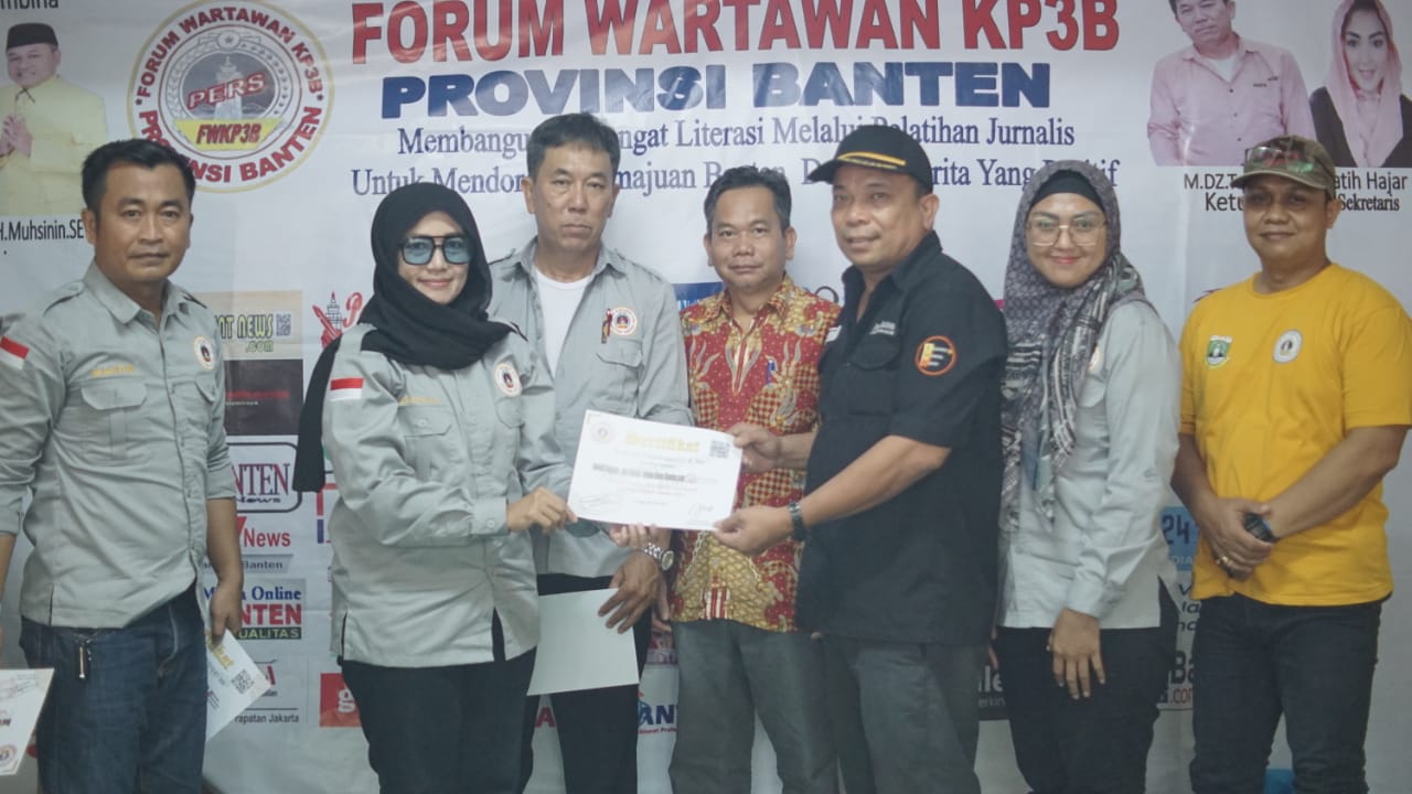 Forum Wartawan Kawasan Pusat Pemerintahan Provinsi Banten (FW-KP3B) berikan sertifikat penghargaan kepada dewan pembina FW-KP3B H. Muhsinin, SE