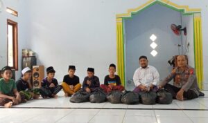 Bakti Sosial Polsek Cikulur Dalam Rangka Hari Bhayangkara Ke-78 Kapolsek Berikan Bantuan Sembako
