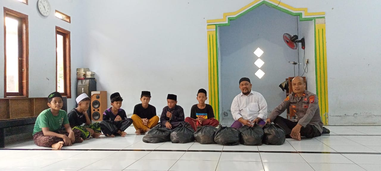 Bakti Sosial Polsek Cikulur Dalam Rangka Hari Bhayangkara Ke-78 Kapolsek Berikan Bantuan Sembako