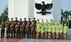 Dalam Rangka HBA ke-64 dan HUT IAD ke-24, Wakil Jaksa Agung Memimpin Upacara Ziarah dan Tabur Bunga di Taman Makam Pahlawan Kalibata