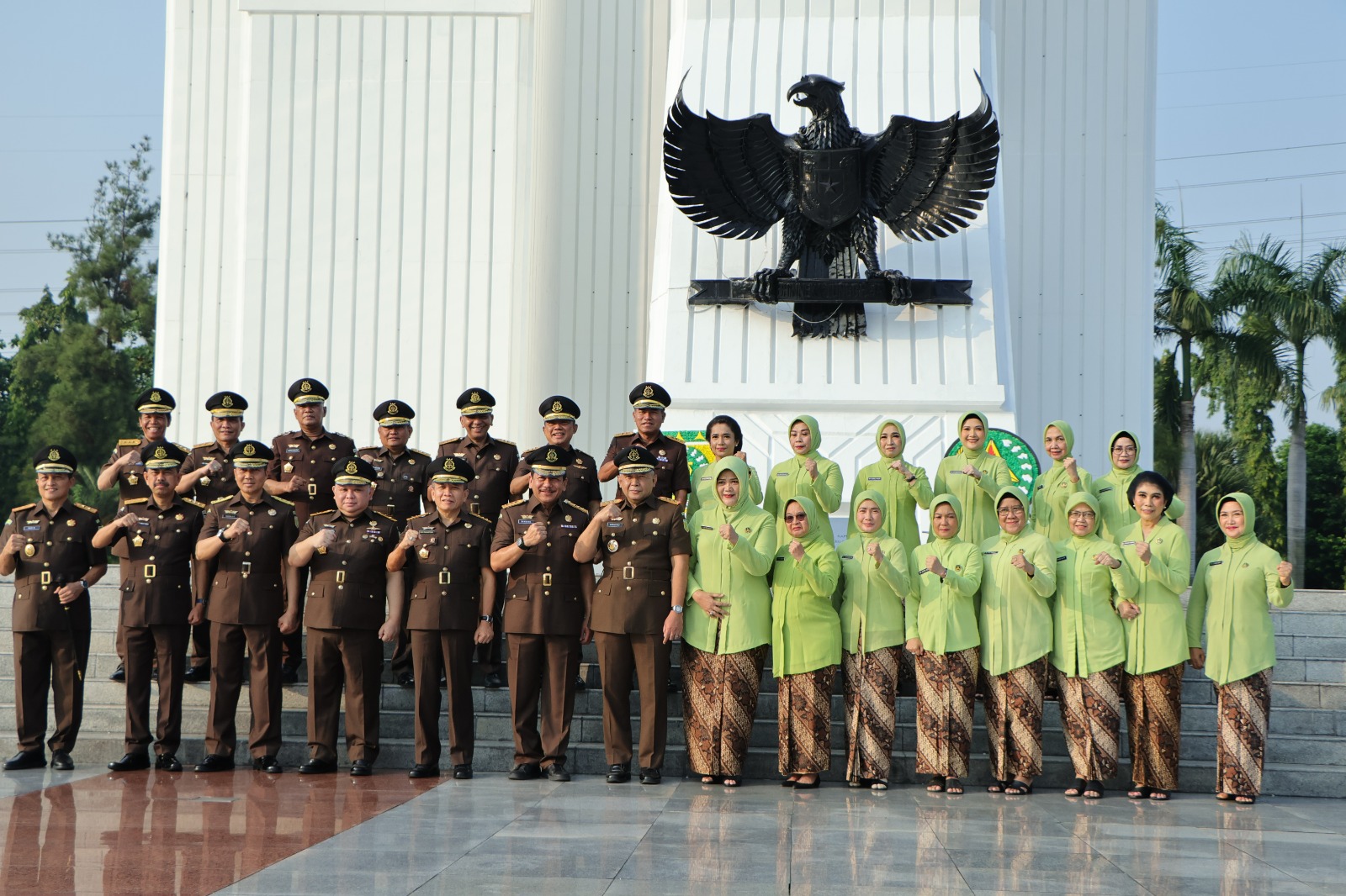 Dalam Rangka HBA ke-64 dan HUT IAD ke-24, Wakil Jaksa Agung Memimpin Upacara Ziarah dan Tabur Bunga di Taman Makam Pahlawan Kalibata