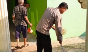 Kapolsek Cijaku Polres Lebak Pimpin Kegiatan Bakti Sosial Bersih-Bersih Masjid
